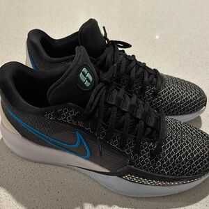 Nike women’s shoes. Like new!